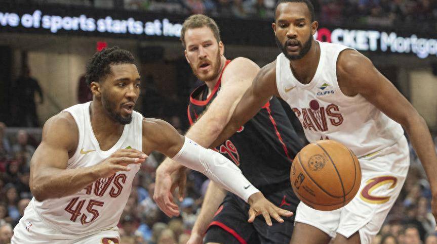 精彩的比赛中某队凭借出色防守赢得了胜利