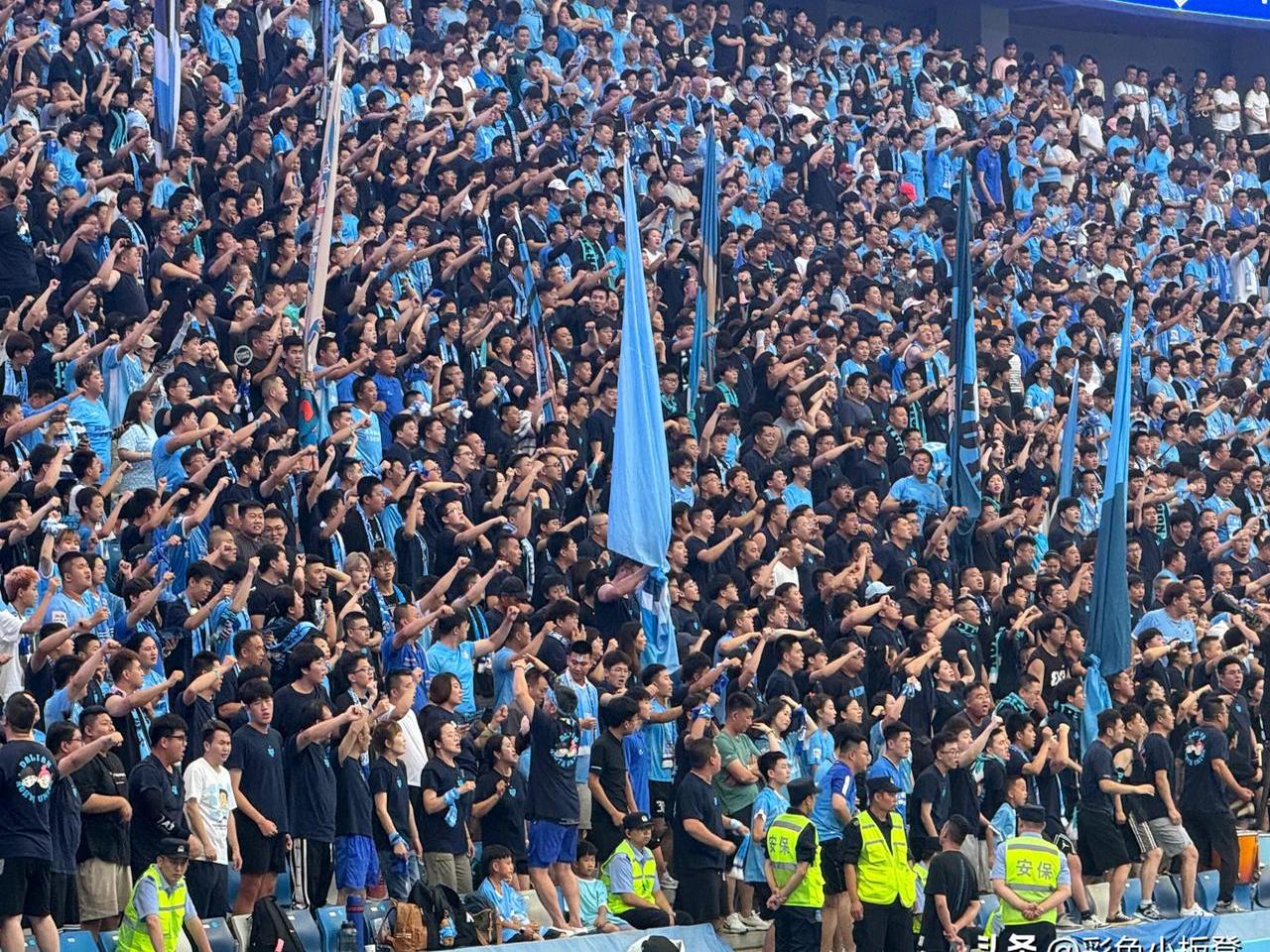 开云体育app-包含热衷足球的狂热球迷，倾倒为心仪球队呐喊支持的词条