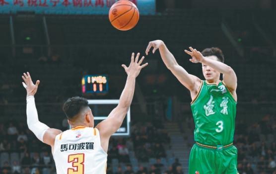 深圳男篮全队奋力防守，取得胜利