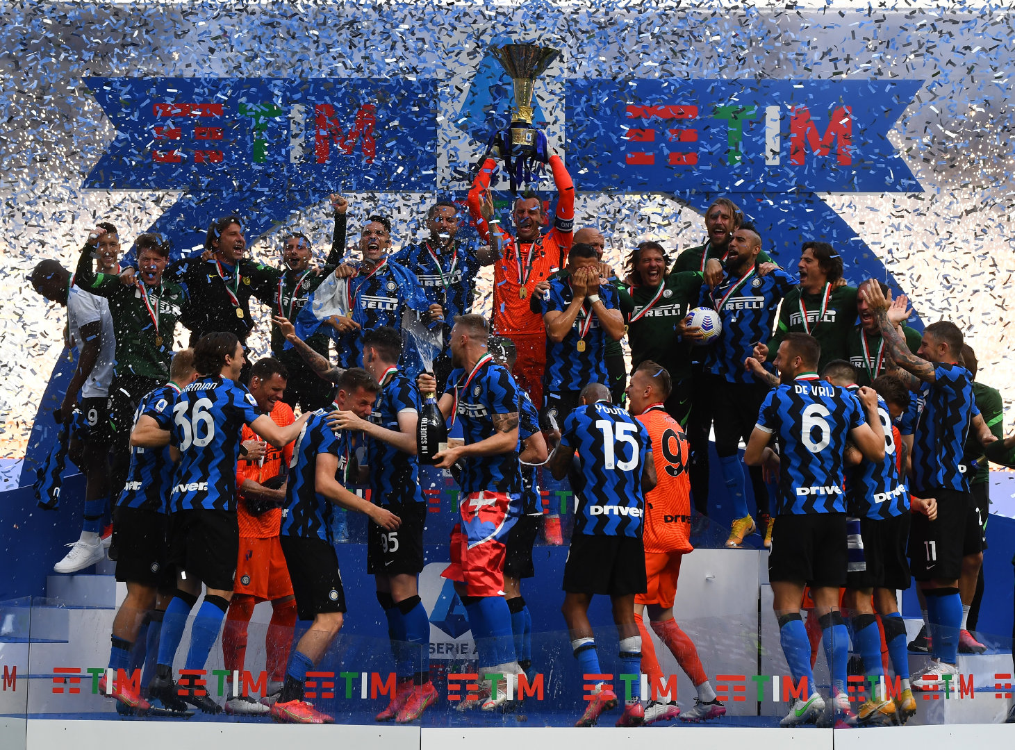 意大利足球联赛中球员技术动作惊艳