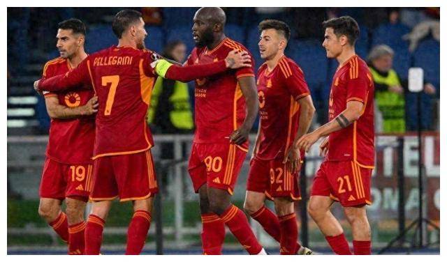 关于罗马球员集体庆祝进球，展现出团结精神的信息