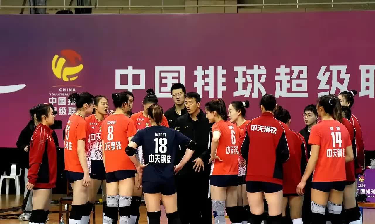 紧张瞬间！女排半决赛现场观众沸腾