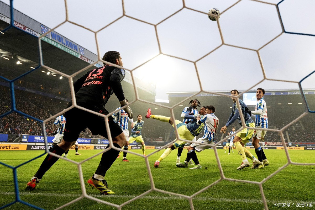 足球联赛场上的较量充满激情