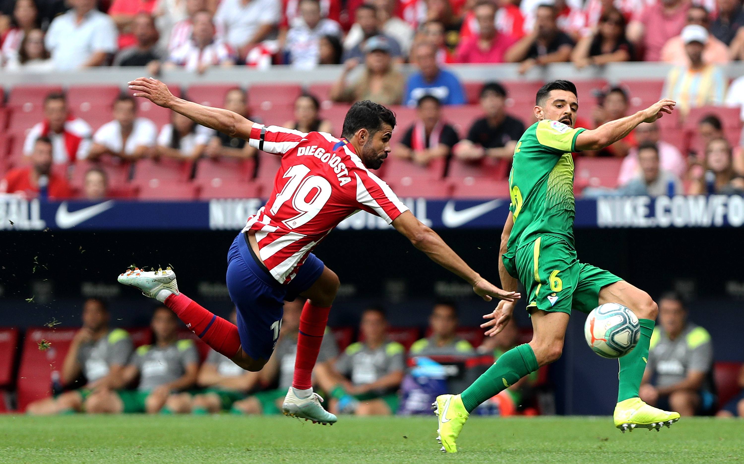 包含欧洲联赛冠军竞争激烈，球队争分夺秒奋力拼搏的词条