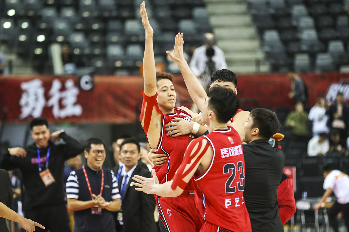 比赛中球员的内线进攻无人能挡