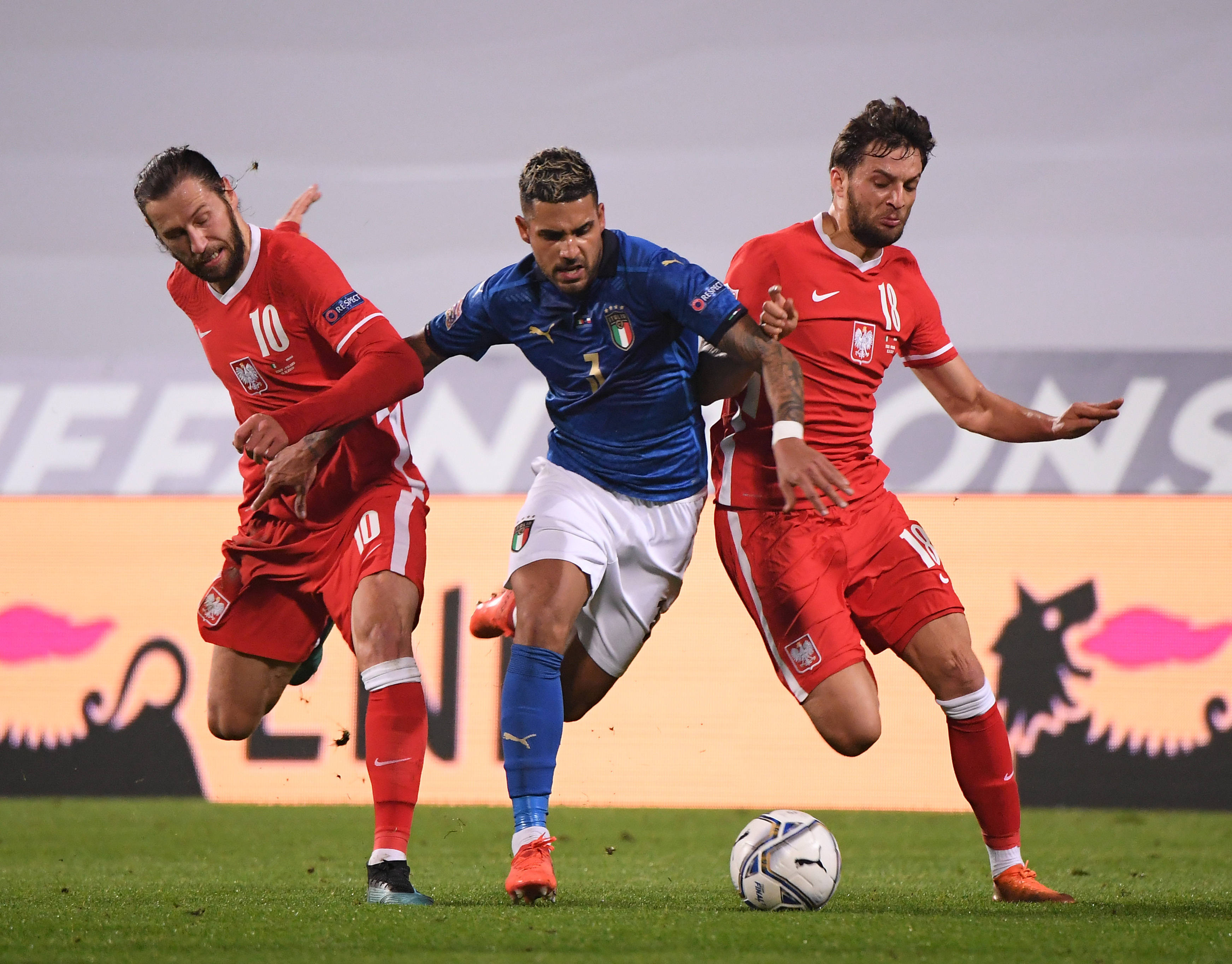 包含欧洲杯预选赛火热进行，夺冠热门队大展拳脚的词条