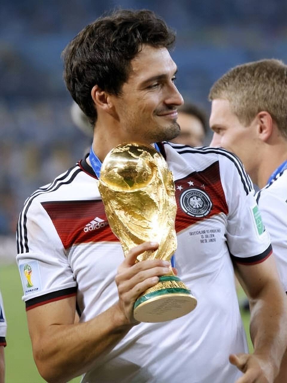 包含全球足球界将目光聚焦在冠军杯赛事上的词条