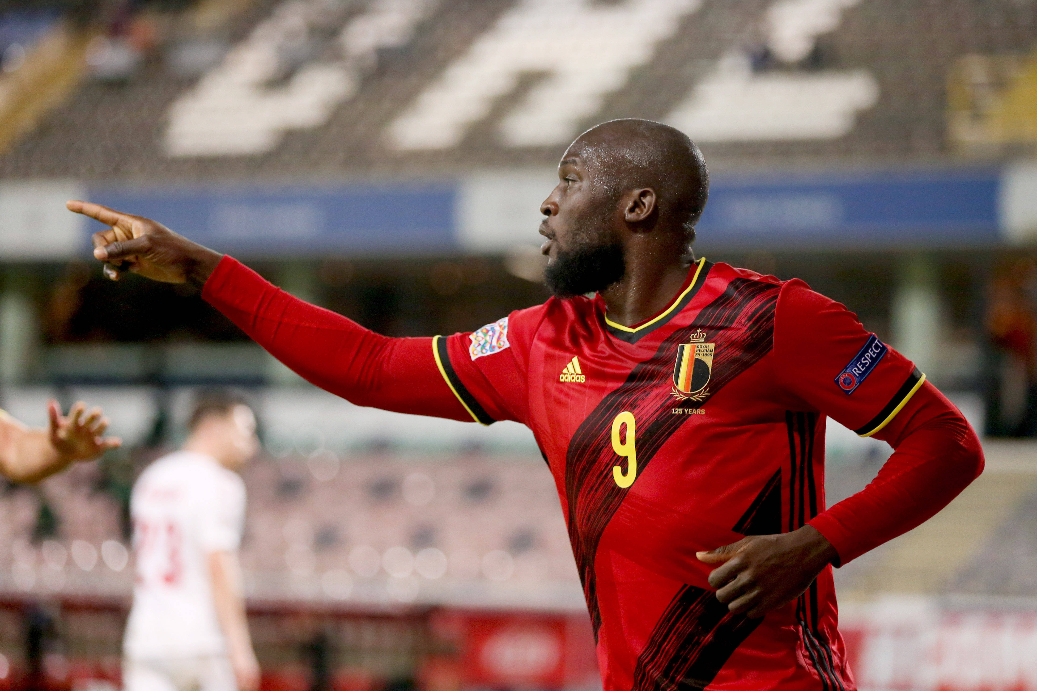 开云体育app-欧洲杯赛精彩绽放，顶尖球队争夺最终霸主