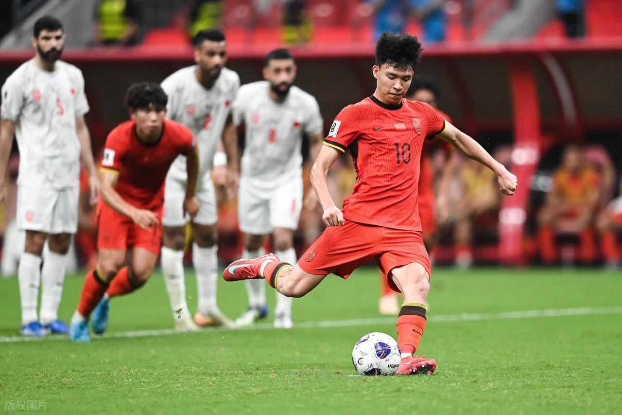 国足前锋炸裂进攻，重创对手