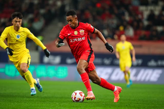 上港中后卫核心发挥出色，保持防守稳固！的简单介绍