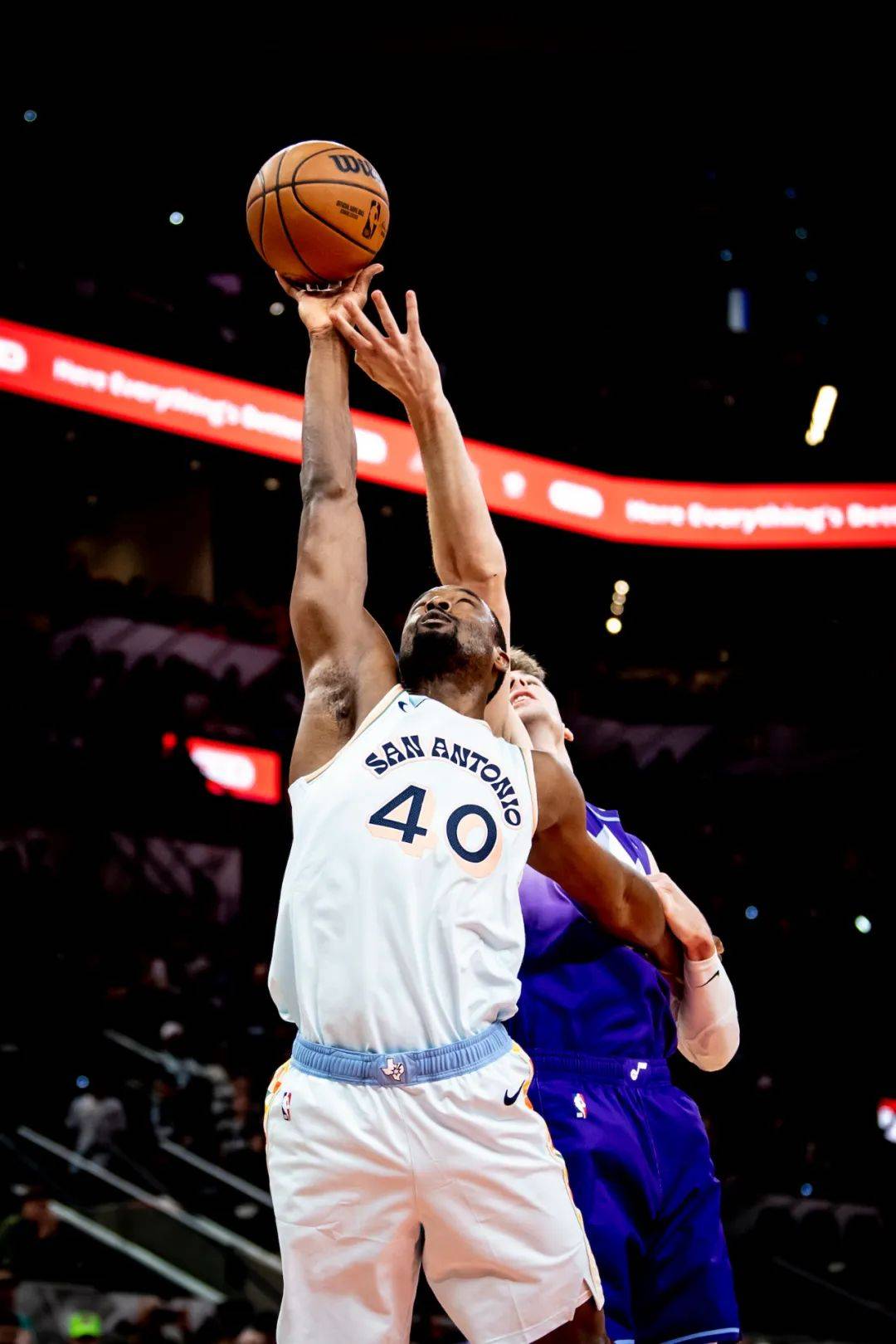 马刺队老将意外伤停，球队紧急寻求替补的简单介绍