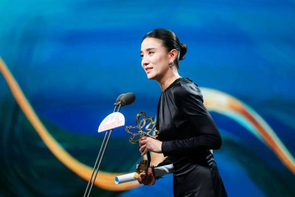 紧张角逐中的耀眼明星，敬业拼搏尽显的简单介绍