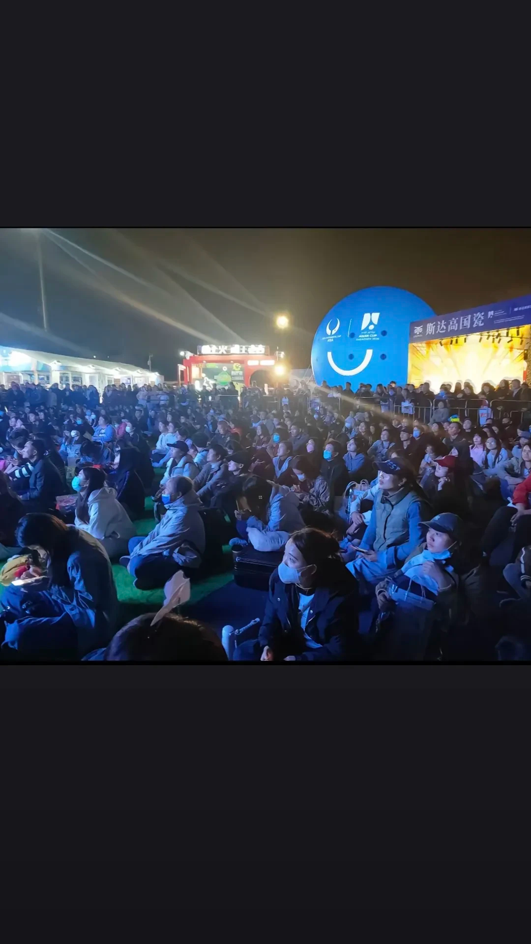 包含火热比赛展开，观众沸腾欢呼的词条