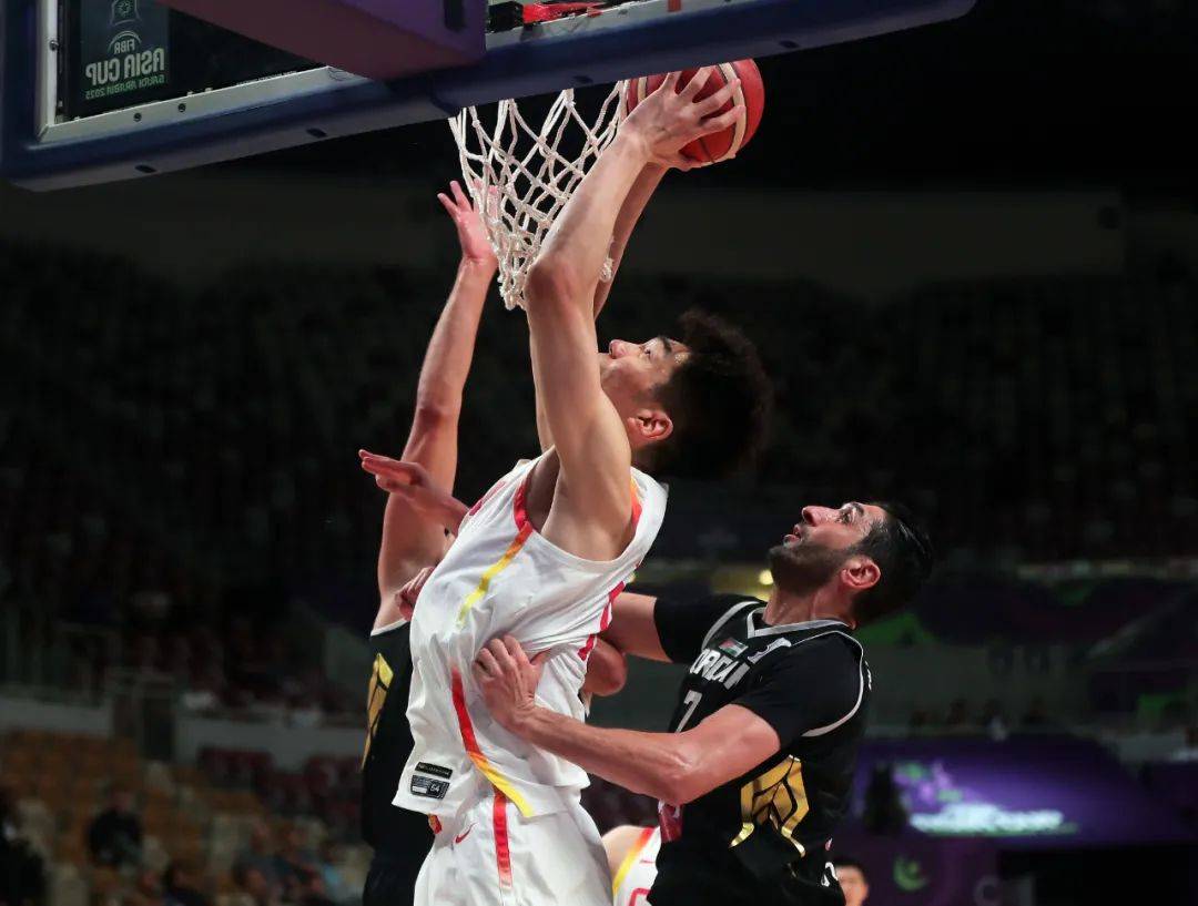 重庆男篮新晋队员表现亮眼,助力球队实现连胜 重庆男篮新晋队员表现亮眼,助力球队实现连胜