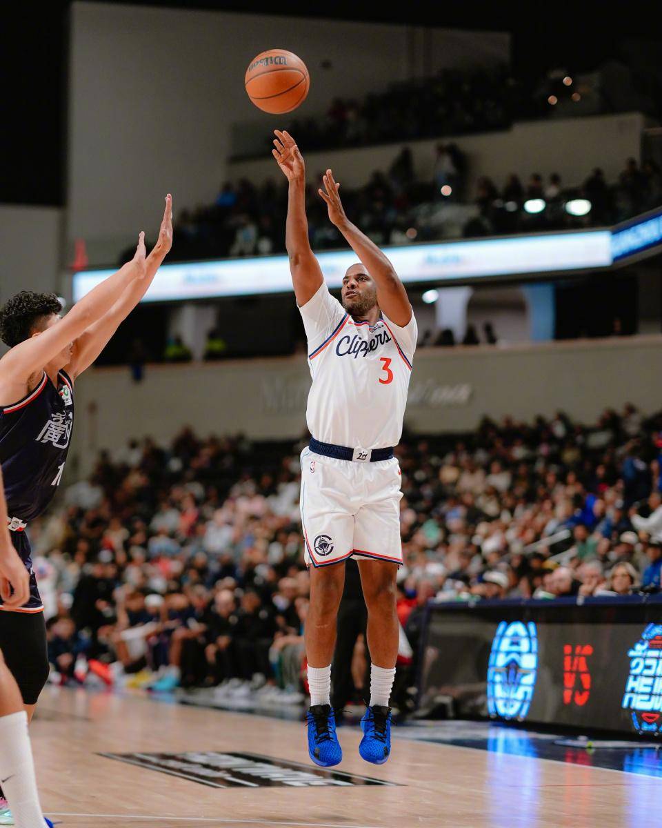 快船大胜小牛继续保持领先