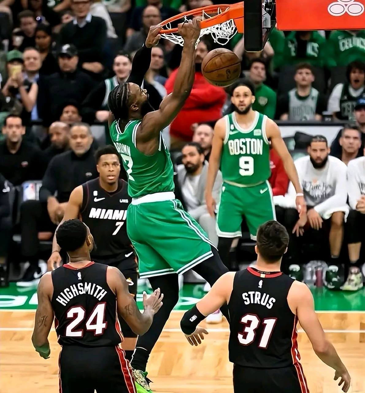 热火完胜凯尔特人！巴特勒关键时刻挺身而出的简单介绍