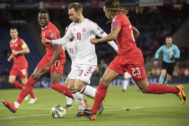 包含苏格兰战胜丹麦，晋级下一轮的词条