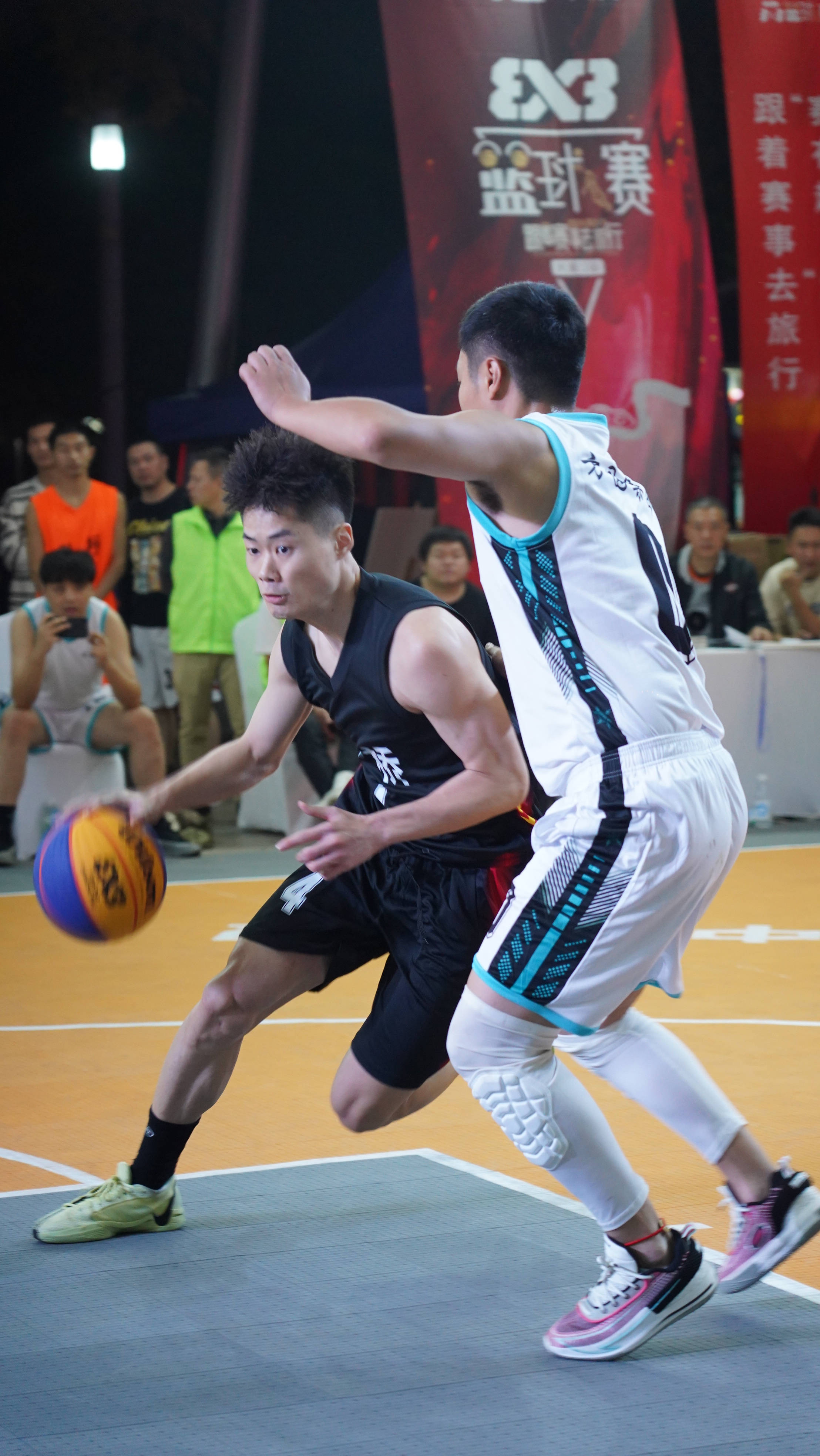 开云体育网页版-体育赛事吸引万众瞩目，球场热闹非凡