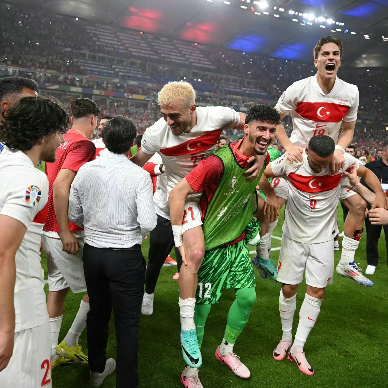 包含欧预赛赛事故事多端，场上故事感人的词条